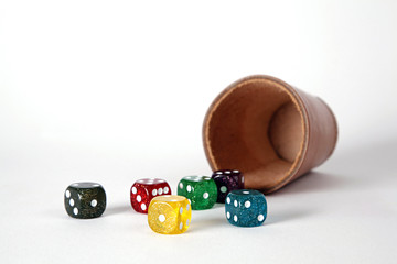 Würfelbecher mit Spielwürfeln