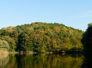 Fototapeta na wymiar autumn lake