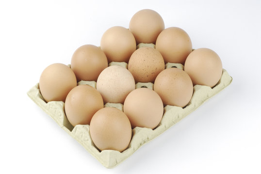 Huevos morenos en cartón 3