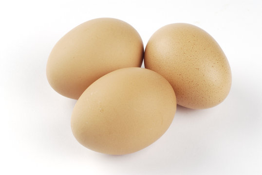 Tres huevos morenos