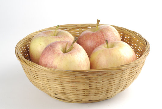 Manzanas royal gala en cesto de mimbre