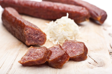 Selchwürstel mit Kren auf Brett
