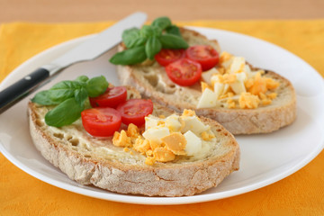 toasts with egg and tomato