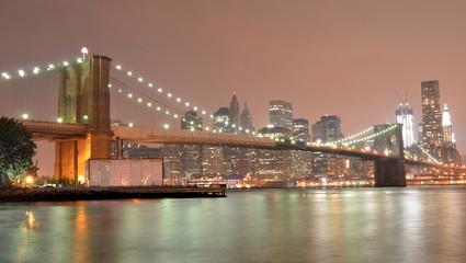 Fototapeta na wymiar Red Brooklyn Bridge