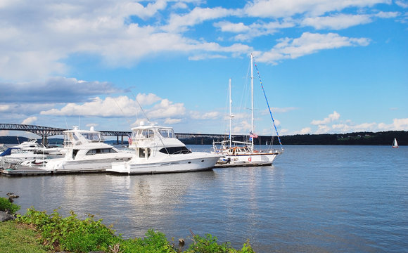 Travel boats in Hudson River