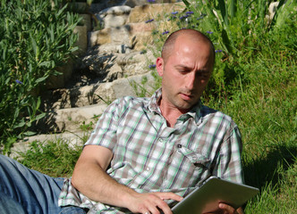 homme se servant d'une tablette tactile