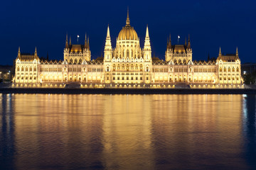 Obraz premium Budapest parliament at night, Hungary