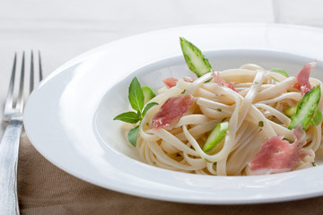 Tagliatelle with asparagus, ham and fresh basil