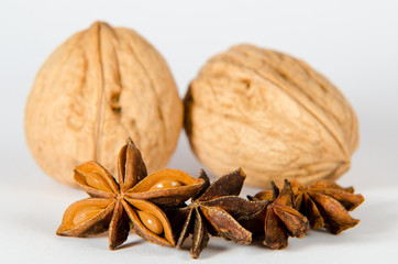 Sternanis mit Walnüssen