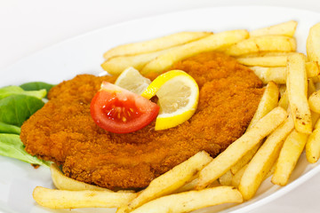 Paniertes Wiener Schnitzel,Pommes Frites © Svenja98