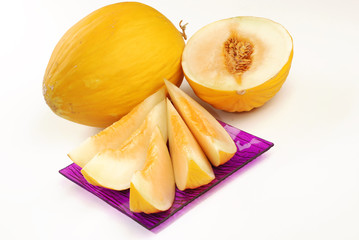 CINQUE FETTE DI UN MEZZO MELONE GIALLO