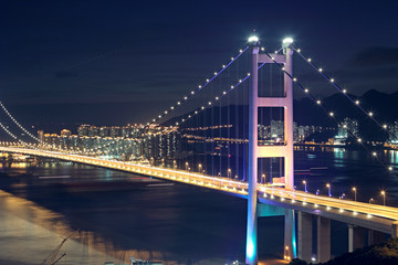 Fototapeta na wymiar Autostrady ruchu w nocy most