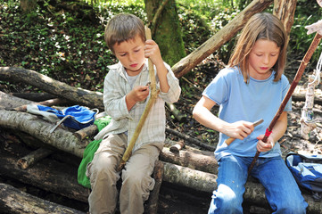 Kinder im Wald