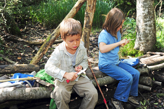 Kinder im Wald