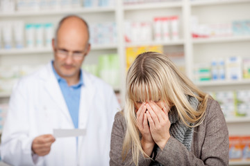 niesende frau in der apotheke