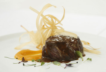 Solomillo de ternera asado con crema de boniato y yuca frita
