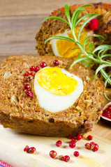 Falsche Hase mit Eier und  Feige