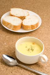 コーンスープとフランスパン