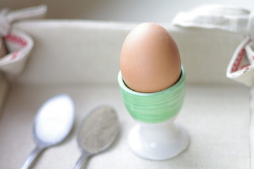 Jajko na śniadanie z przyprawami - obrazy, fototapety, plakaty