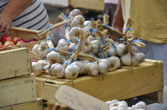 Marktstand auf Marktplatz von Eauze Midi-Pyr&eacute;n&eacute;es Armagnac