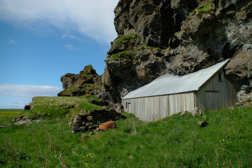 In Fels eingeschlossene Hütte