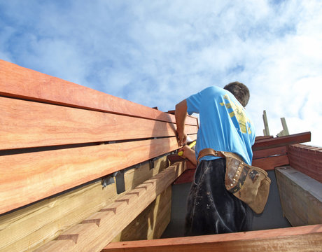 Menuisier-charpentier au travail