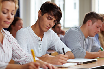 Studenten bei einer Prüfung