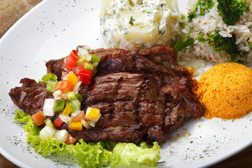 Carne de vaca com salada