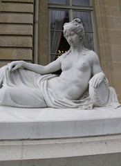Statue de l'Assemblée nationale à Paris