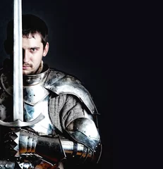 Fototapete Ritters Krieger, der sein großes Schwert hält