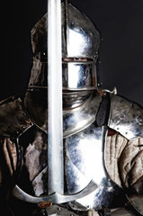 Grand guerrier avec épée et armure lourde