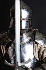Crédence de cuisine en verre imprimé Chevaliers Grand guerrier avec épée et armure lourde