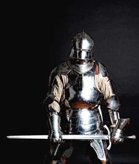 Photo sur Plexiglas Chevaliers Homme blindé lourd tenant son épée