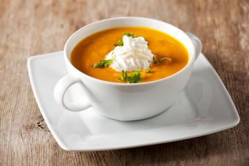 Kürbissuppe in einer Suppentasse
