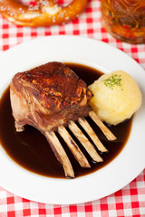 Spanferkelbraten mit Knödel