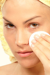 Junge Frau mit Wattepad