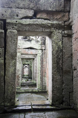 Fototapeta na wymiar drzwi z kamienia w świątyni w Angkor