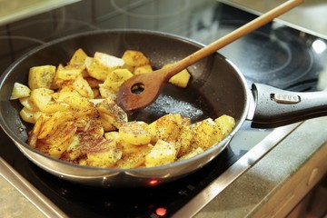 Bratkartoffeln in einer Pfanne