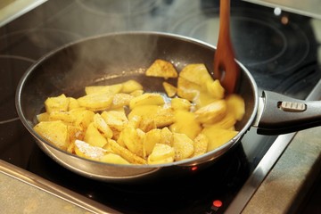 Kochen in der Küche auf dem Herd