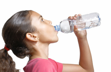 Niña bebiendo agua.