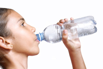 Niña bebiendo agua.
