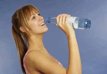 Frau trinkt beim Sport Wasser