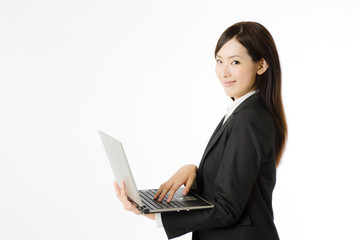 ノートパソコンと女性社員