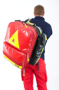 Mann mit Rettungsrucksack First Responder