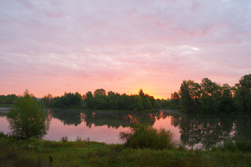 Fototapeta na wymiar Morning sunrise on the river