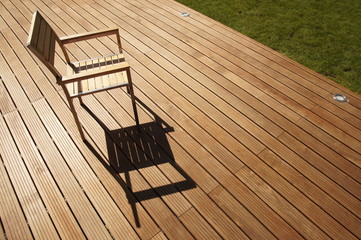 chaise en inox et bois sur terrasse ipé