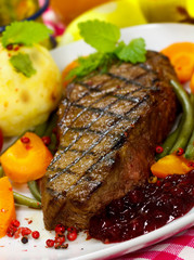 Rumpsteak mit grünen Bohnen,Püree,Karotten,Preiselbeeren