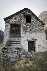 Fototapeta na wymiar kamienny dom w Val Formazza