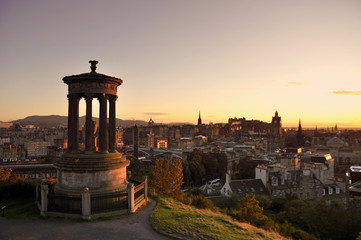 Skyline der schottischen Stadt Edinburgh vom Calton Hill - Altstadt im Sonnenuntergang