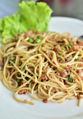 Spicy fried spaghetti with pork
